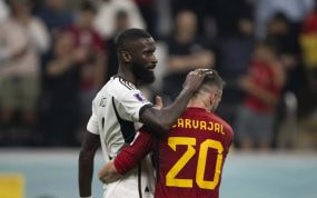 Rüdiger saluda a Carvajal durante el partido entre España y Alemania.