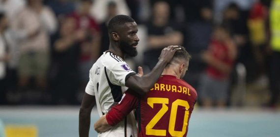 Rüdiger saluda a Carvajal durante el partido entre España y Alemania.