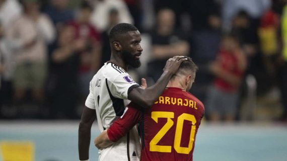 Rüdiger saluda a Carvajal durante el partido entre España y Alemania.