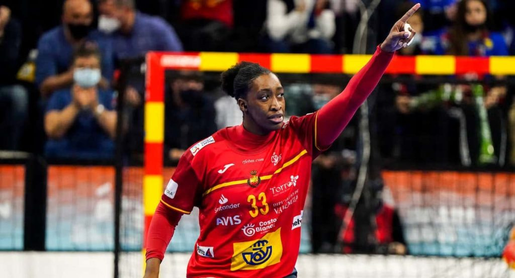 Kaba Gassama celebra un gol con España.