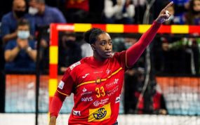 Kaba Gassama celebra un gol con España.