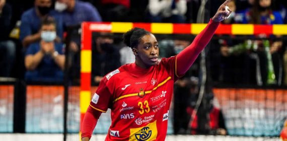 Kaba Gassama celebra un gol con España.