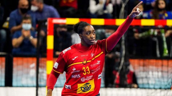 Kaba Gassama celebra un gol con España.