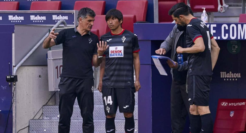 José Luis Mendilibar dando instrucciones a Inui en un partido del Eibar.