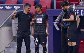 José Luis Mendilibar dando instrucciones a Inui en un partido del Eibar.