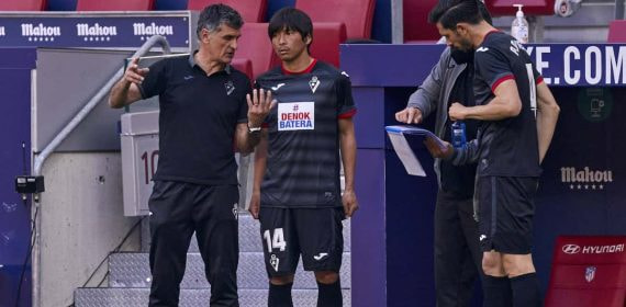 José Luis Mendilibar dando instrucciones a Inui en un partido del Eibar.