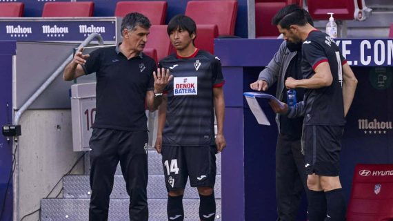 José Luis Mendilibar dando instrucciones a Inui en un partido del Eibar.