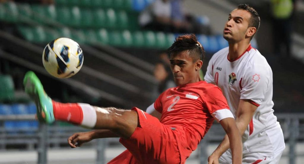 Thaer Bawab, de blanco, durante un partido con la selección jordana.