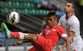 Thaer Bawab, de blanco, durante un partido con la selección jordana.