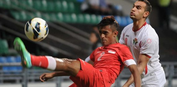 Thaer Bawab, de blanco, durante un partido con la selección jordana.
