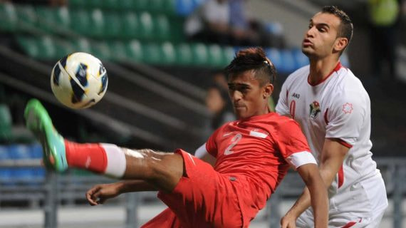 Thaer Bawab, de blanco, durante un partido con la selección jordana.