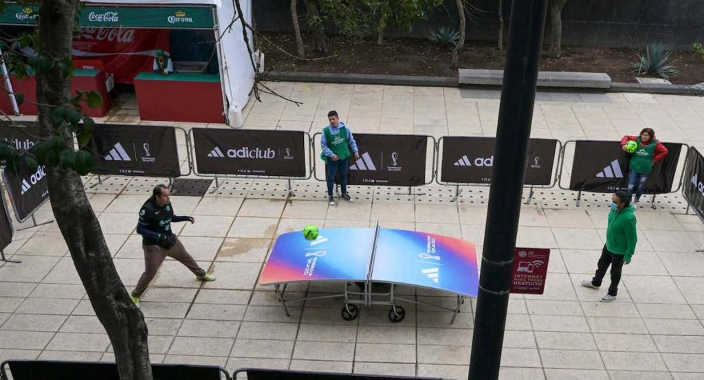 Dos personas practican teqball en la fan zone del Mundial de Catar habilitada en México.