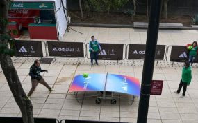 Dos personas practican teqball en la fan zone del Mundial de Catar habilitada en México.