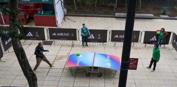 Dos personas practican teqball en la fan zone del Mundial de Catar habilitada en México.