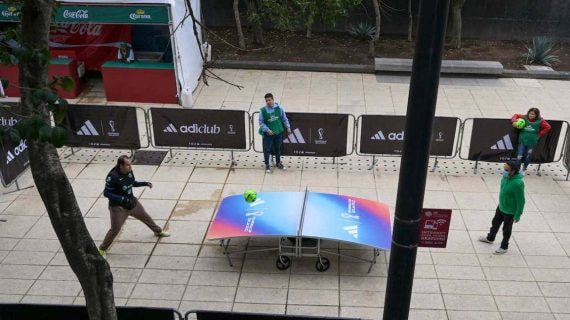 Dos personas practican teqball en la fan zone del Mundial de Catar habilitada en México.