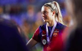 Alexia Putellas, estrella de la Selección y del Barça, con la medalla de campeona del Mundial.