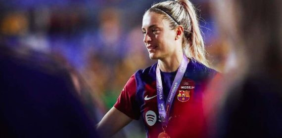 Alexia Putellas, estrella de la Selección y del Barça, con la medalla de campeona del Mundial.