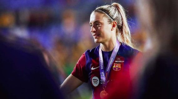 Alexia Putellas, estrella de la Selección y del Barça, con la medalla de campeona del Mundial.