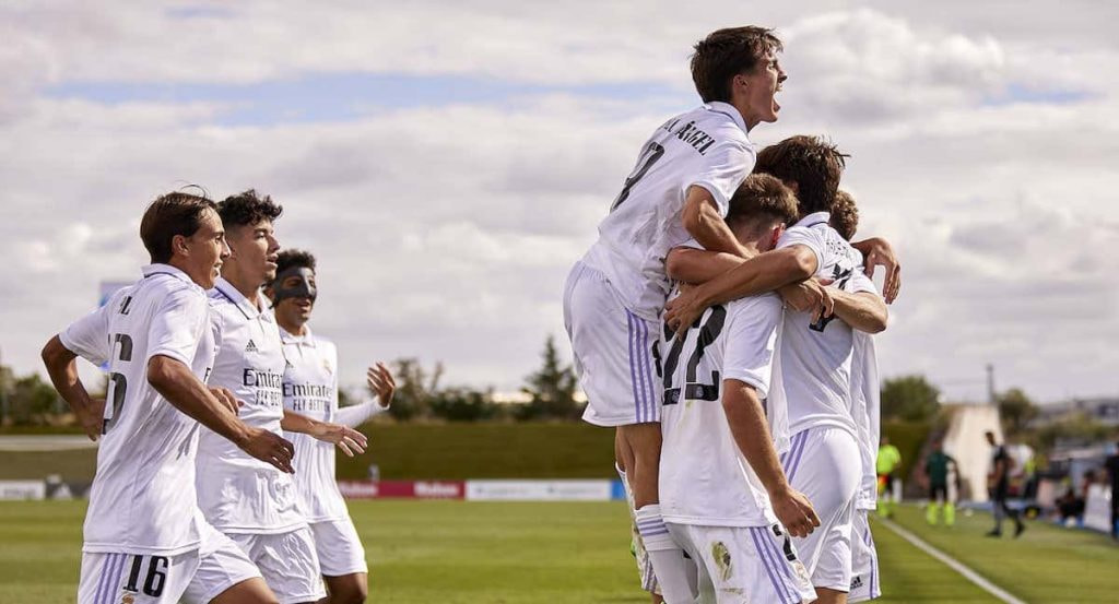 El juvenil A del Real Madrid celebrando un gol.