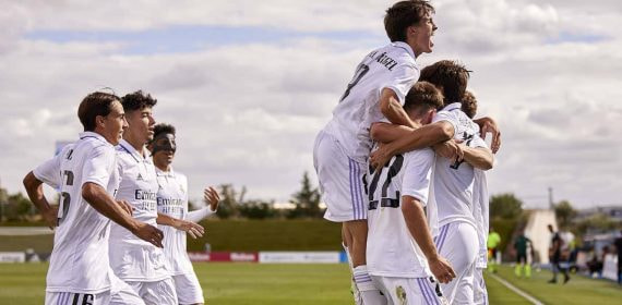El juvenil A del Real Madrid celebrando un gol.