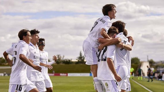 El juvenil A del Real Madrid celebrando un gol.