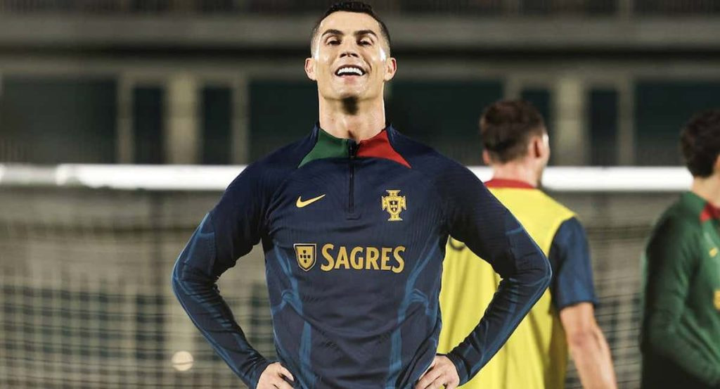 Cristiano, en el entrenamiento de la selección de Portugal de este lunes.