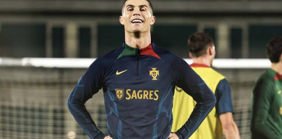 Cristiano, en el entrenamiento de la selección de Portugal de este lunes.