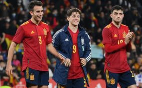 Eric García, Gavi y Pedri tras el amistoso entre España y Albania en marzo.