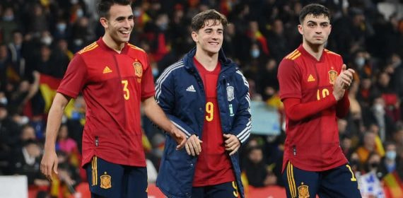 Eric García, Gavi y Pedri tras el amistoso entre España y Albania en marzo.