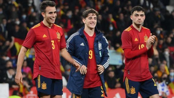 Eric García, Gavi y Pedri tras el amistoso entre España y Albania en marzo.