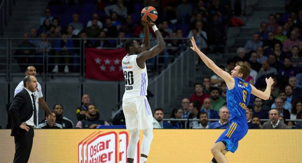 Ndiaye, en una acción de tiro con el Rea Madrid.