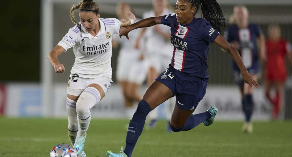 Athenea del Castillo intenta zafarse de Ashley Lawrence durante la disputa del Real Madrid - PSG de la Champions.
