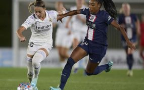 Athenea del Castillo intenta zafarse de Ashley Lawrence durante la disputa del Real Madrid - PSG de la Champions.