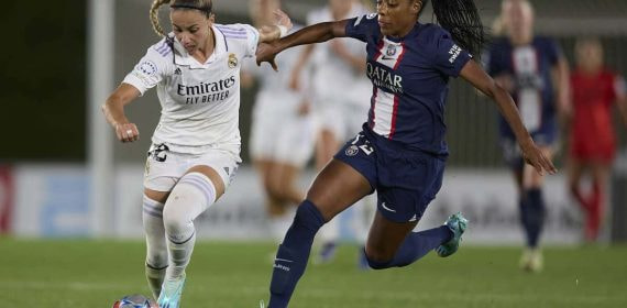 Athenea del Castillo intenta zafarse de Ashley Lawrence durante la disputa del Real Madrid - PSG de la Champions.