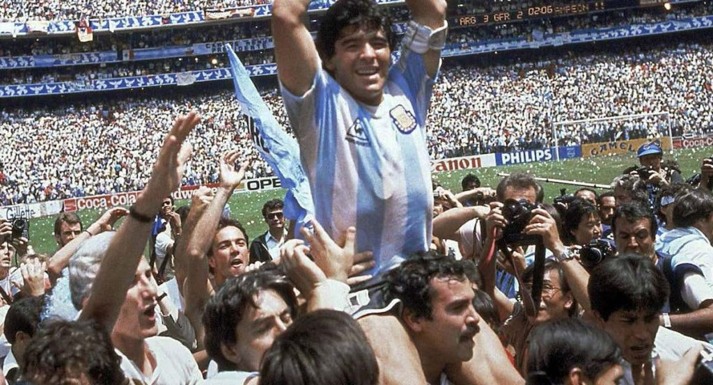 Maradona da la vuelta olímpica al Estadio Azteca.