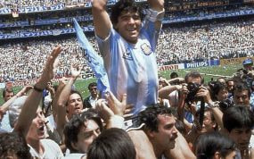 Maradona da la vuelta olímpica al Estadio Azteca.