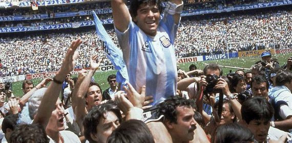 Maradona da la vuelta olímpica al Estadio Azteca.