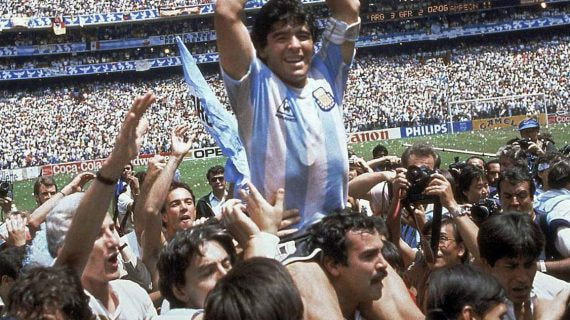 Maradona da la vuelta olímpica al Estadio Azteca.