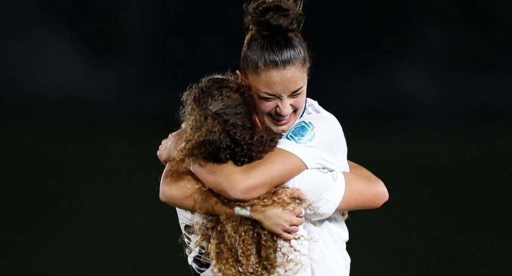 Carla Camacho y Paula Partido celebran uno de los goles del Real Madrid ante el Vllaznia en Champions.