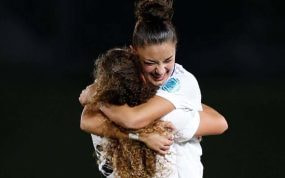 Carla Camacho y Paula Partido celebran uno de los goles del Real Madrid ante el Vllaznia en Champions.
