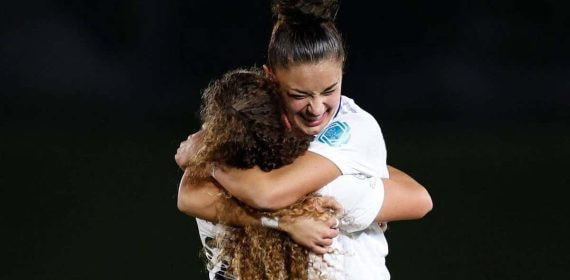 Carla Camacho y Paula Partido celebran uno de los goles del Real Madrid ante el Vllaznia en Champions.