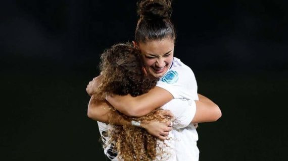 Carla Camacho y Paula Partido celebran uno de los goles del Real Madrid ante el Vllaznia en Champions.