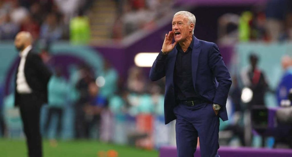 Deschamps da instrucciones a sus jugadores durante la semifinal del Mundial.