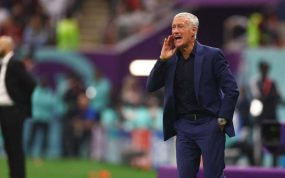 Deschamps da instrucciones a sus jugadores durante la semifinal del Mundial.