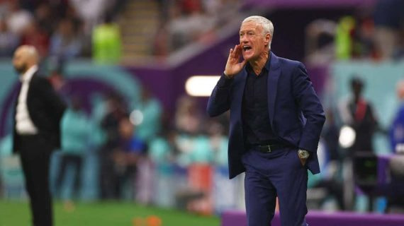Deschamps da instrucciones a sus jugadores durante la semifinal del Mundial.