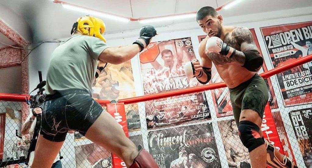 Ilia Topuria, durante un entrenamiento en el Climent Club de Alicante.