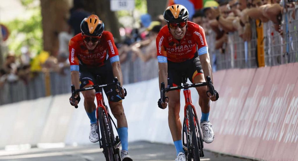 Mikel Landa (derecha, primer plano) y Pello Bilbao (izquierda) en una meta del Giro d'Italia 2022.