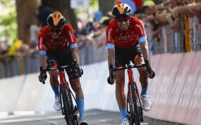 Mikel Landa (derecha, primer plano) y Pello Bilbao (izquierda) en una meta del Giro d'Italia 2022.