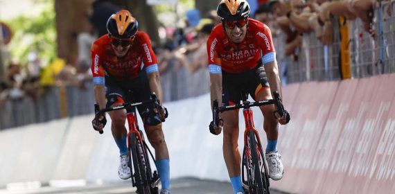 Mikel Landa (derecha, primer plano) y Pello Bilbao (izquierda) en una meta del Giro d'Italia 2022.