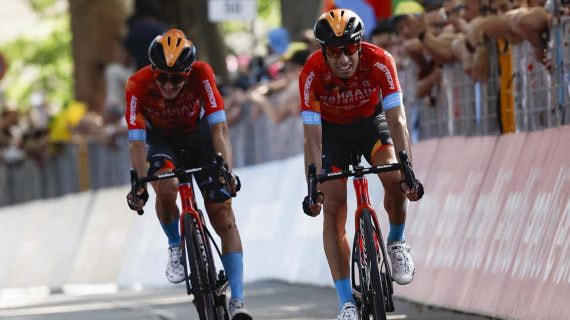 Mikel Landa (derecha, primer plano) y Pello Bilbao (izquierda) en una meta del Giro d'Italia 2022.